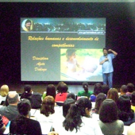 Pais e professores interagem em palestras de Guilherme Davoli